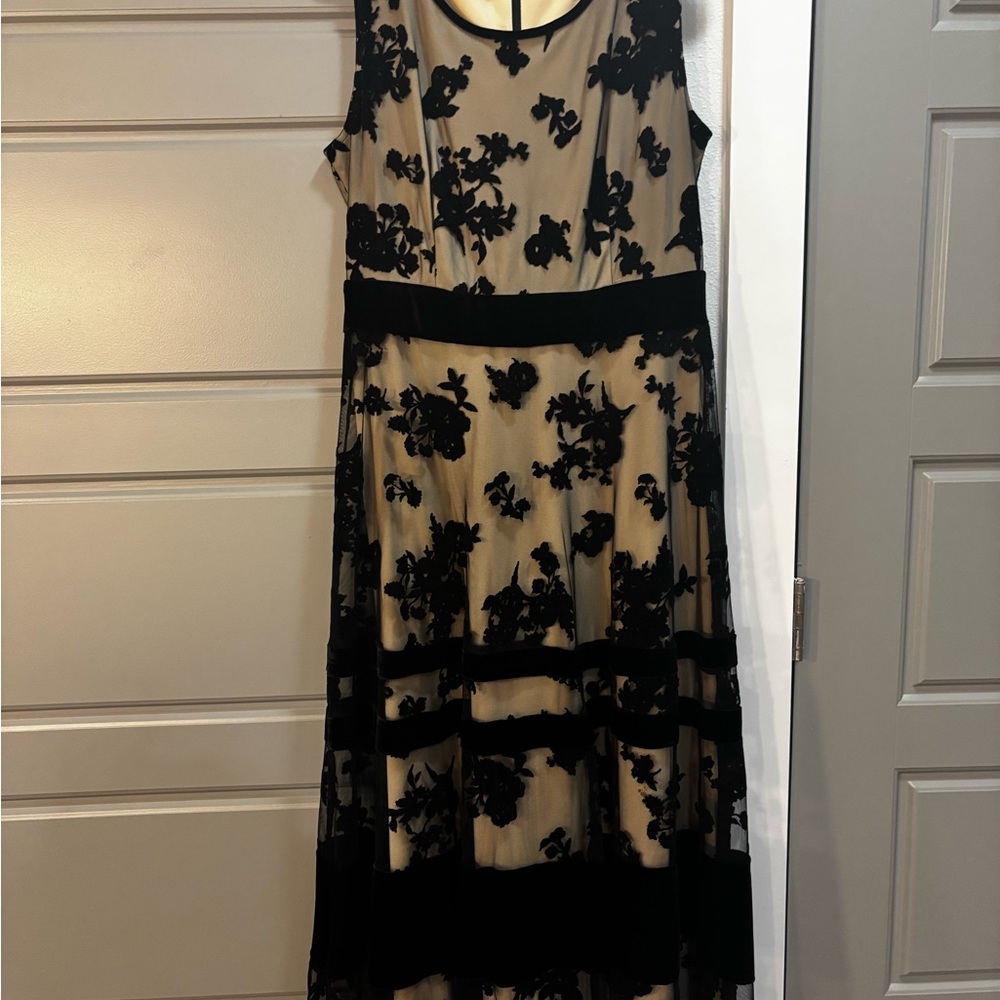 Elegant Black Floral Dress - Picture 8 of 8
